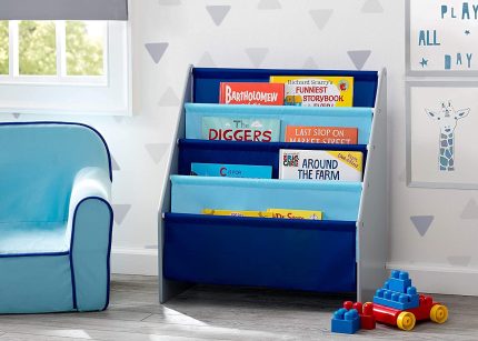 Delta Children Sling Book Rack Bookshelf for Kids - Easy-to-Reach Storage for Books, Magazines or Coloring Books - Ideal for Playrooms & Homeschooling - Greenguard Gold Certified, Grey/Blue